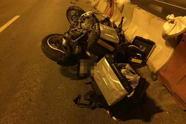 Мотоциклист без прав врезался в ограждение на трассе М-10 в Твери