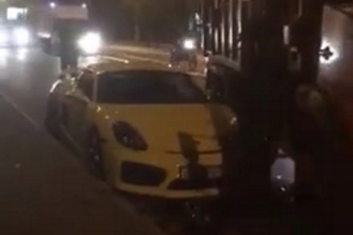 Мусоровоз раздавил Porsche в Твери