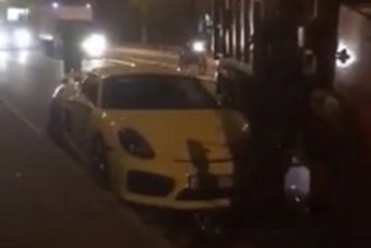 Мусоровоз раздавил Porsche в Твери