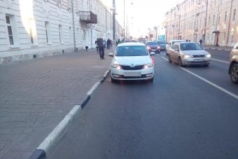 В центре Твери водитель-торопыга травмировал пожилую женщину