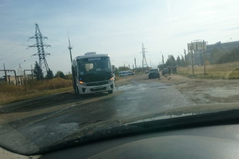 Женщине изрезало лицо в результате столкновения внедорожника и маршрутки в Твери