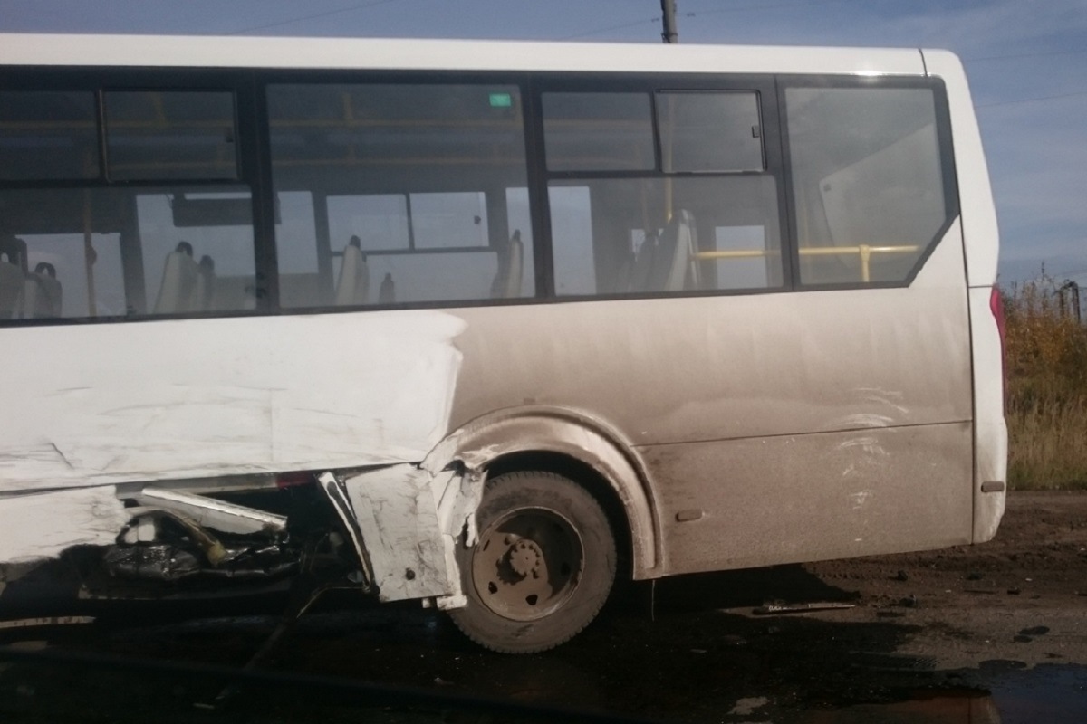 Женщине изрезало лицо в результате столкновения внедорожника и маршрутки в Твери