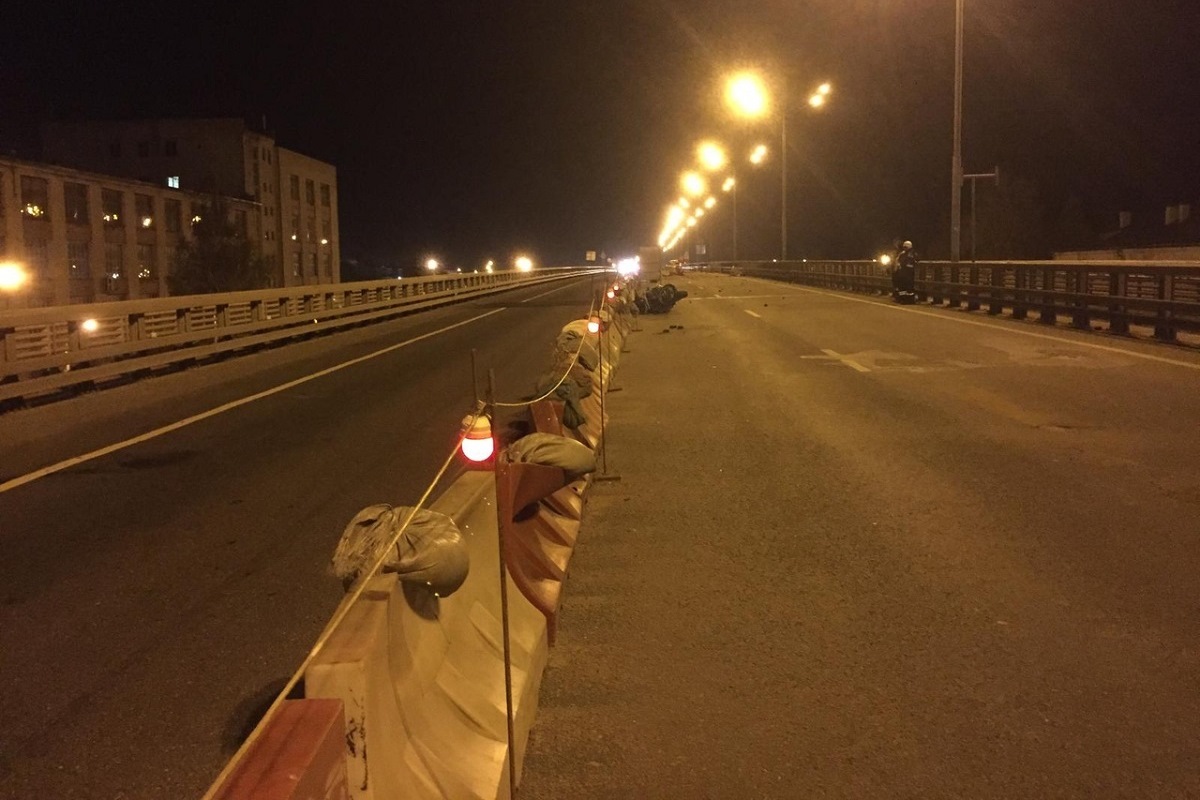 Мотоциклист без прав врезался в ограждение на трассе М-10 в Твери