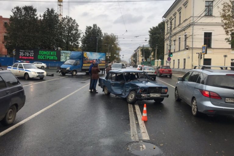 В результате ДТП у Старого моста в Твери пострадали 2 человека