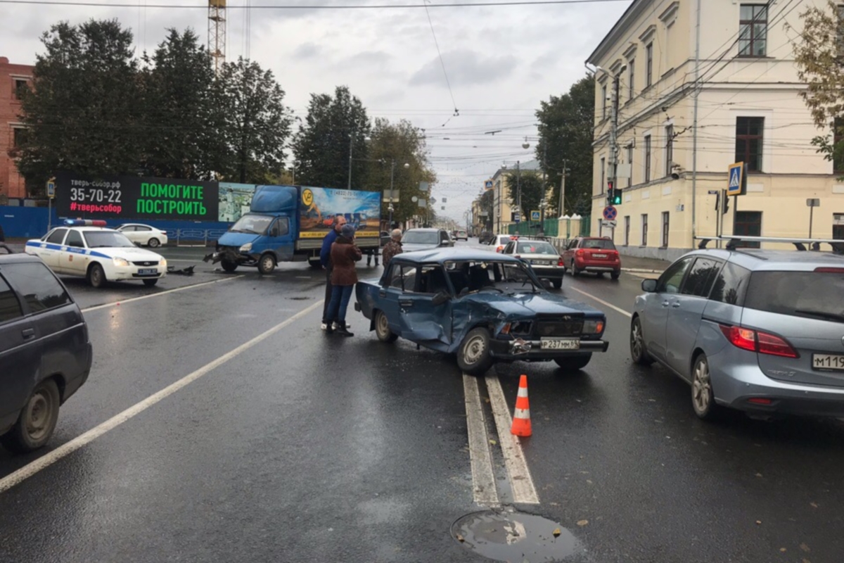 В результате ДТП у Старого моста в Твери пострадали 2 человека