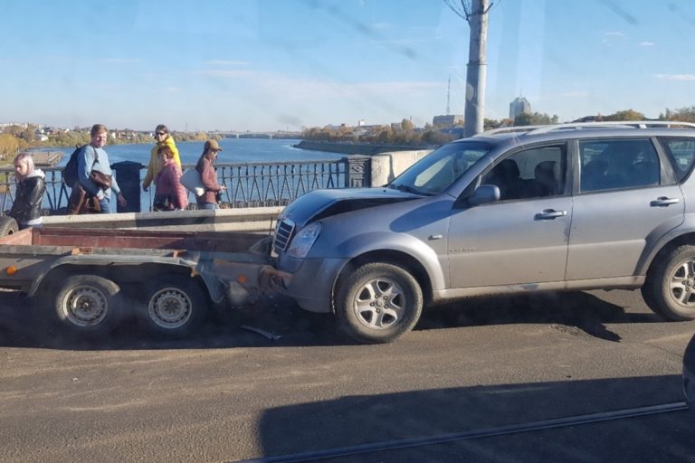 Авария на Новом мосту парализовала движение в двух районах Твери