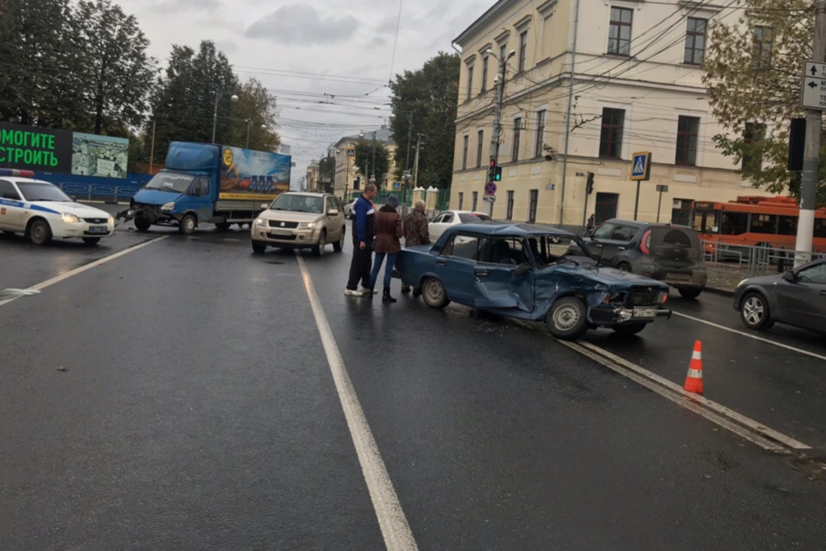 В результате ДТП у Старого моста в Твери пострадали 2 человека