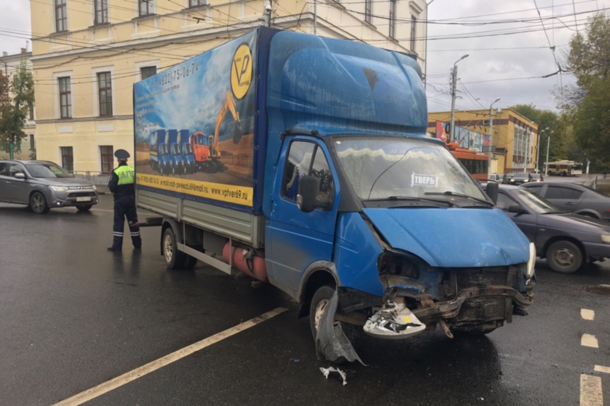 В результате ДТП у Старого моста в Твери пострадали 2 человека