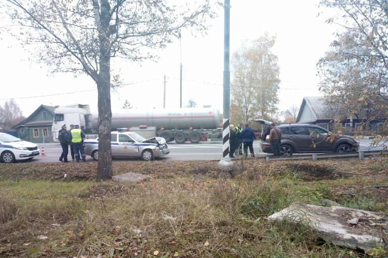 В Вышнем Волочке патрульный автомобиль ДПС «догнал» легковушку