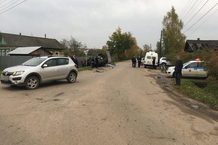 Три человека пострадали в результате тройного ДТП в Тверской области