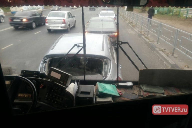 В Твери троллейбус на светофоре врезался в легковушку, есть пострадавшие