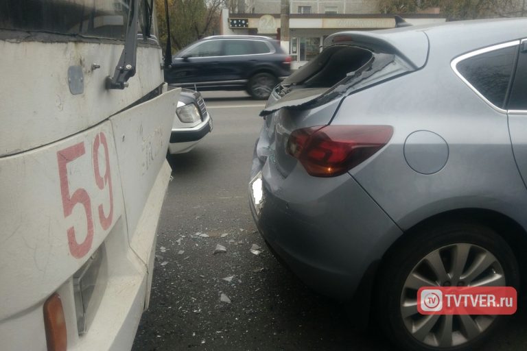 В Твери троллейбус на светофоре врезался в легковушку, есть пострадавшие