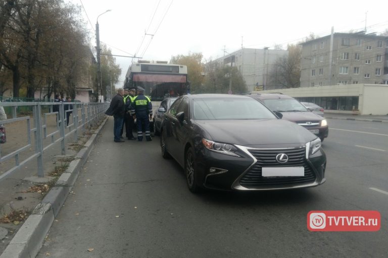 В Твери троллейбус на светофоре врезался в легковушку, есть пострадавшие