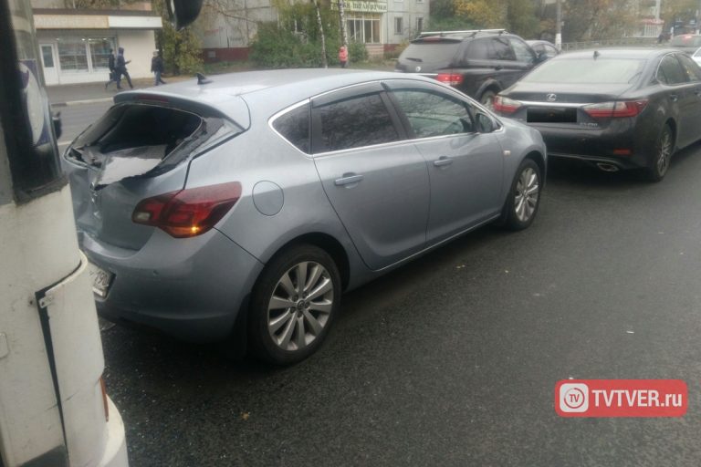 В Твери троллейбус на светофоре врезался в легковушку, есть пострадавшие