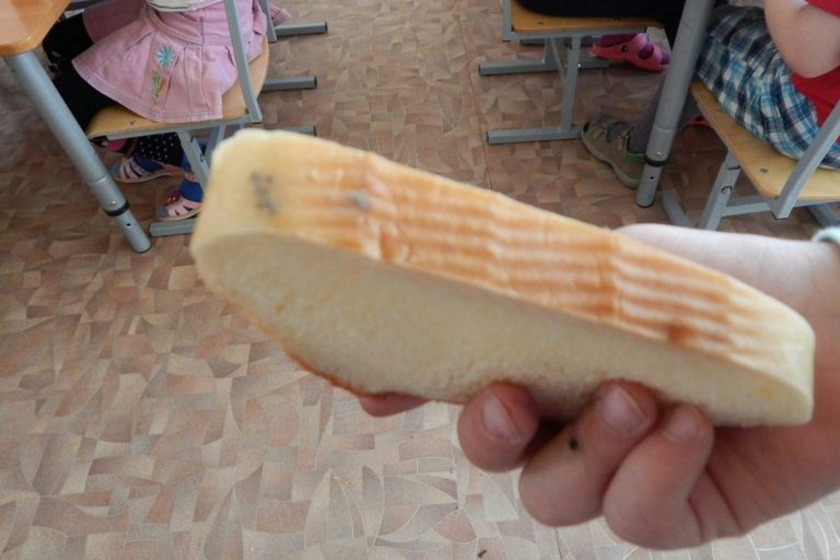 В Твери детей на обед кормят икрой с плесенью, а ужин уносят домой