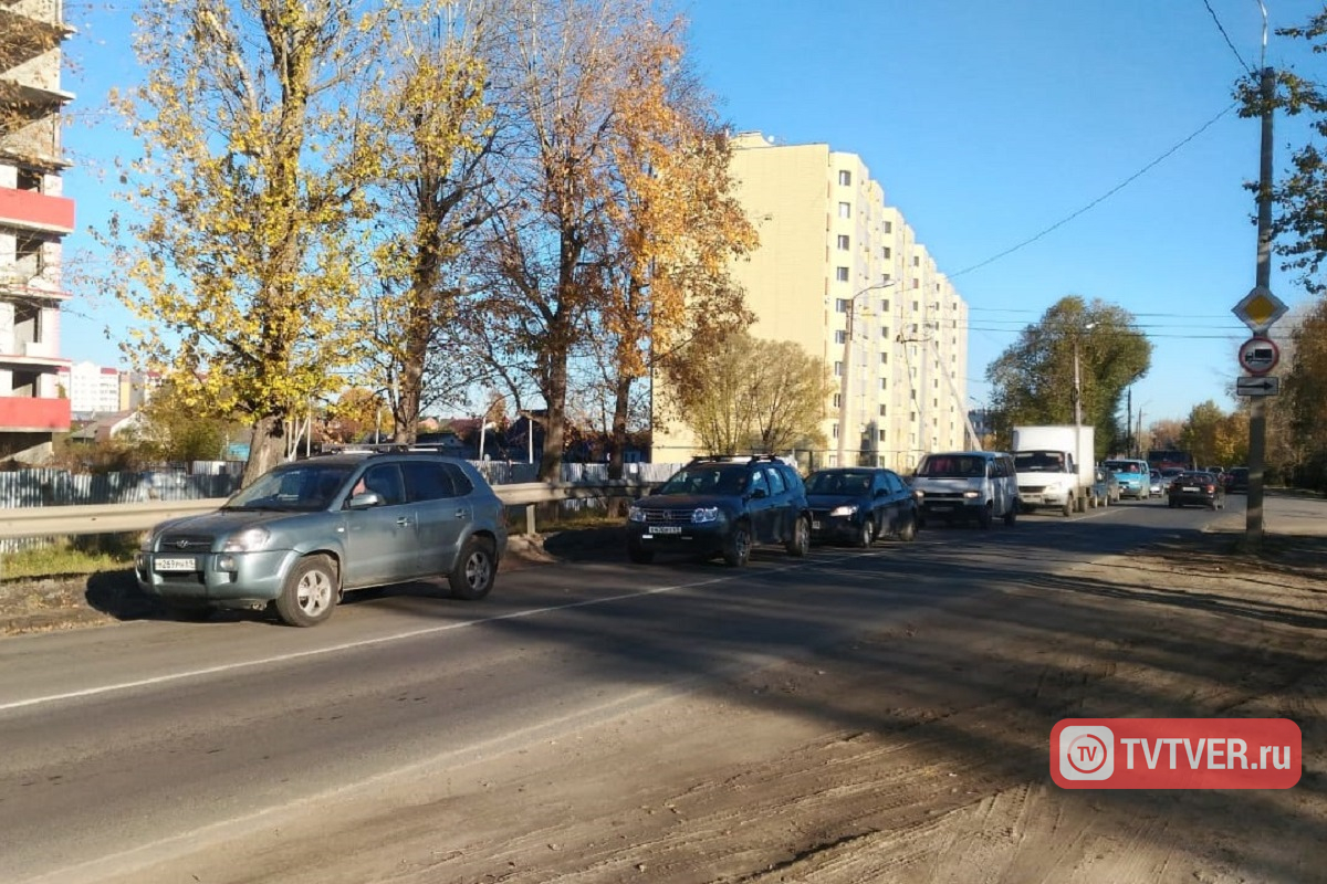 Ремонт дороги стал причиной пробки на Бурашевском шоссе в Твери