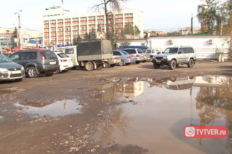 Лужи вместо парковки, или Как в Твери лицо города превратилось в его позор