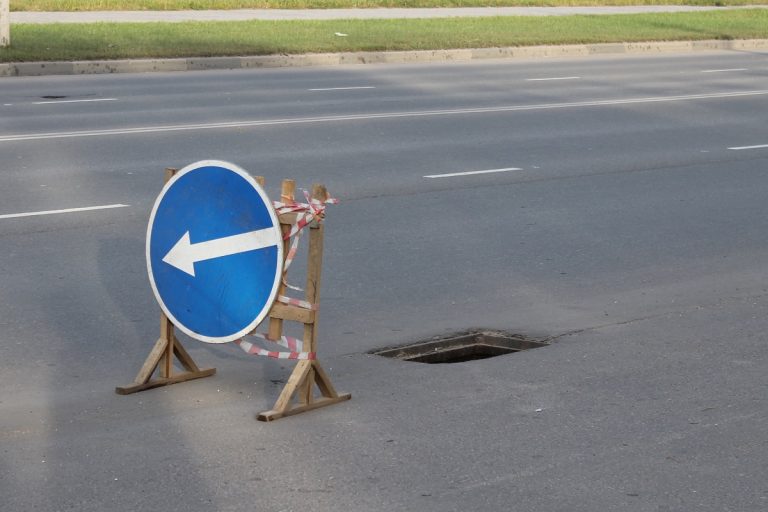 В Твери украли 17 решеток с колодцев ливневки