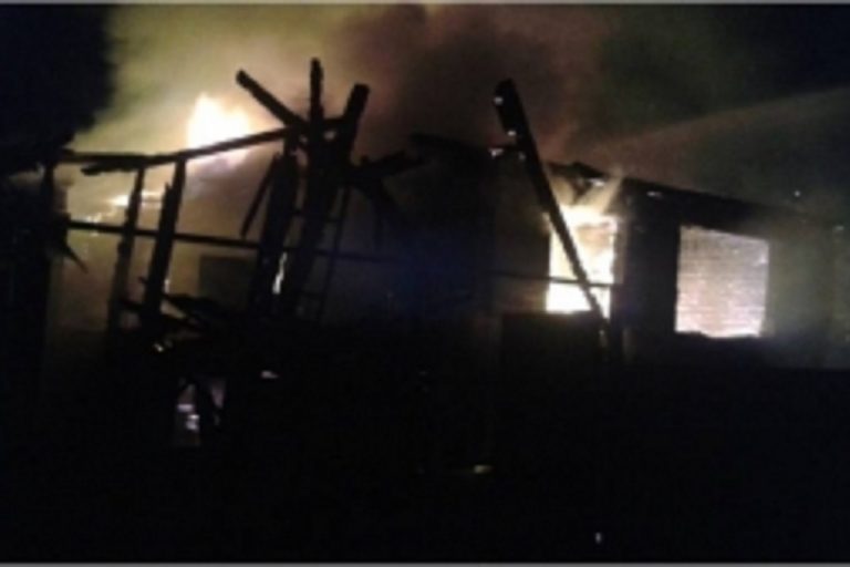 Больше двух часов тушили баню в Рамешковском районе