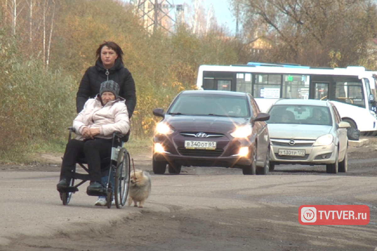 В Твери жители улицы Луначарского переходят дорогу с риском для жизни