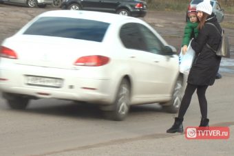 В Твери жители улицы Луначарского переходят дорогу с риском для жизни