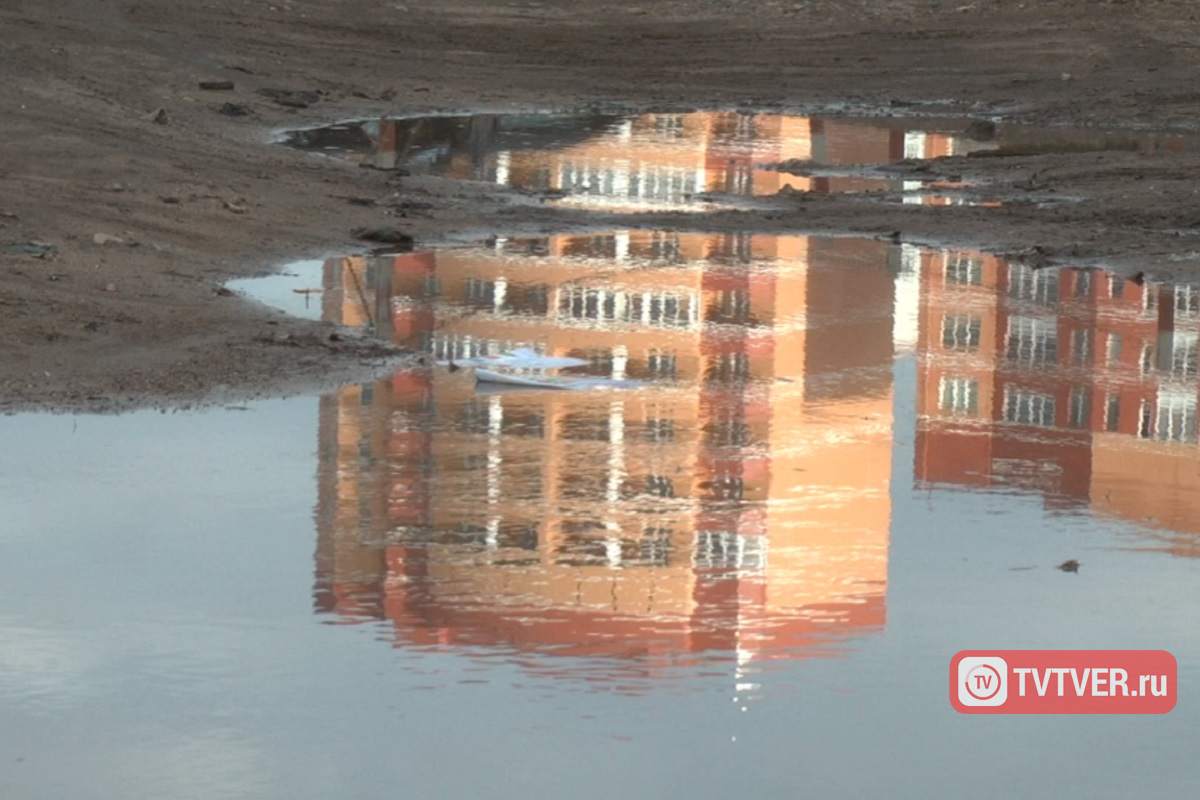 В Твери жители улицы Луначарского переходят дорогу с риском для жизни