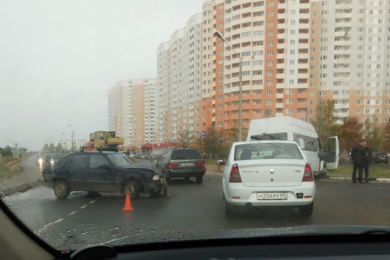 В Твери легковушка выехала на встречку и врезалась в маршрутку