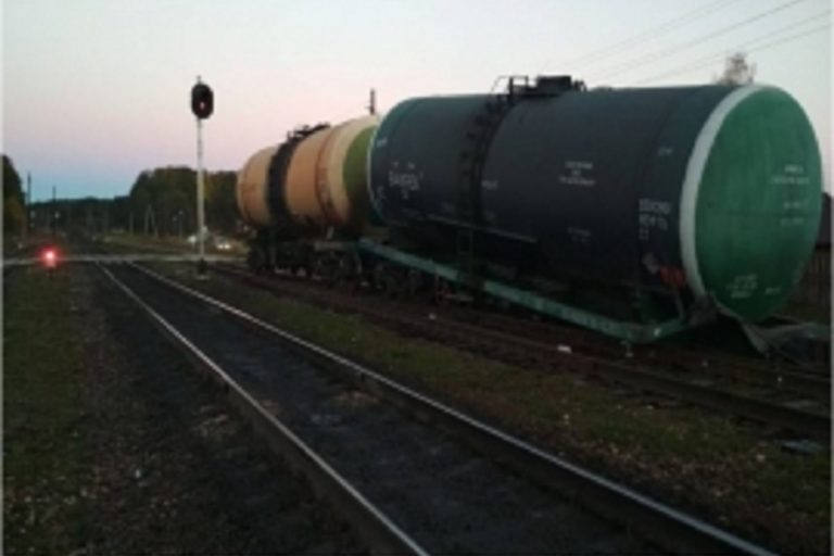 Четыре цистерны с мазутом сошли с рельсов в Тверской области