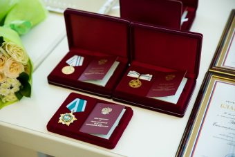 Священнослужитель, банкир, многодетная мать. Жителям Тверской области вручали государственные и региональные награды