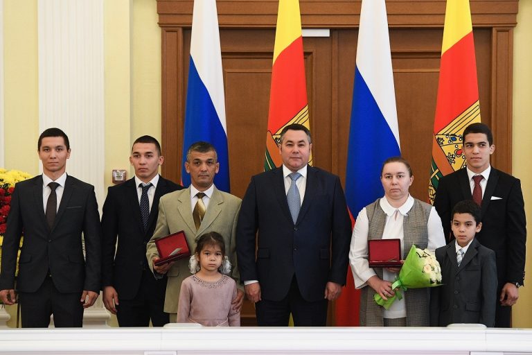 Священнослужитель, банкир, многодетная мать. Жителям Тверской области вручали государственные и региональные награды