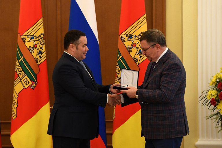 Священнослужитель, банкир, многодетная мать. Жителям Тверской области вручали государственные и региональные награды