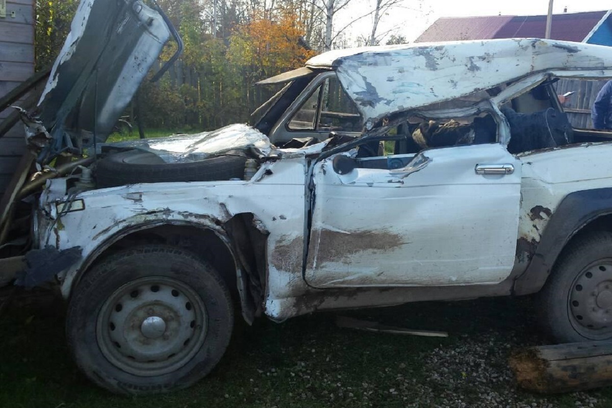 В Тверской области встреча с фурой закончилась для «Нивы» вылетом в кювет
