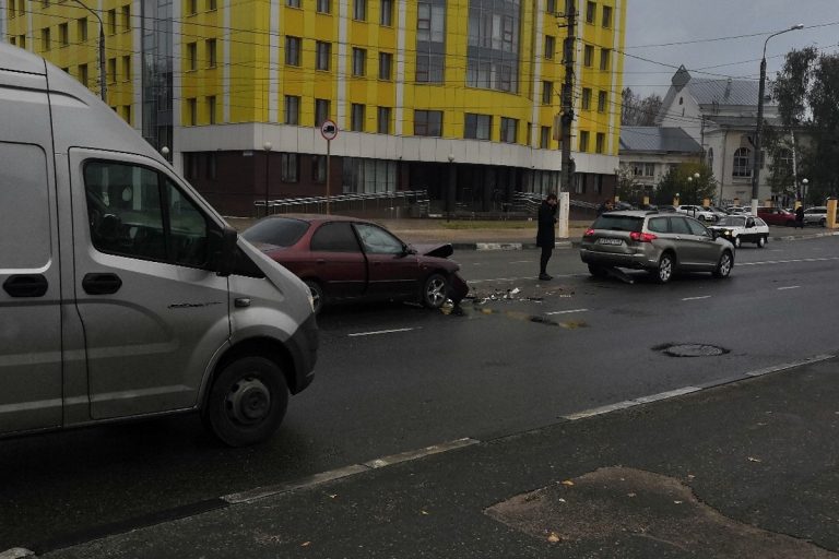 Две иномарки столкнулись на улице Орджоникидзе