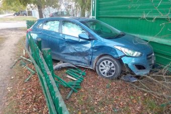 В Твери иномарка пробила забор и врезалась в дом