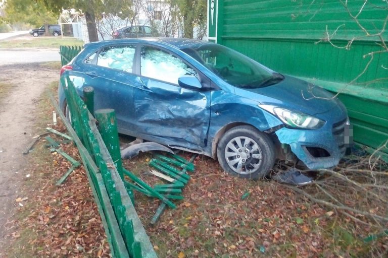 В Твери иномарка пробила забор и врезалась в дом