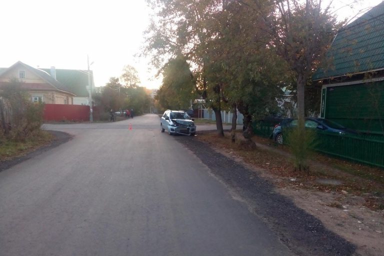 В Твери иномарка пробила забор и врезалась в дом