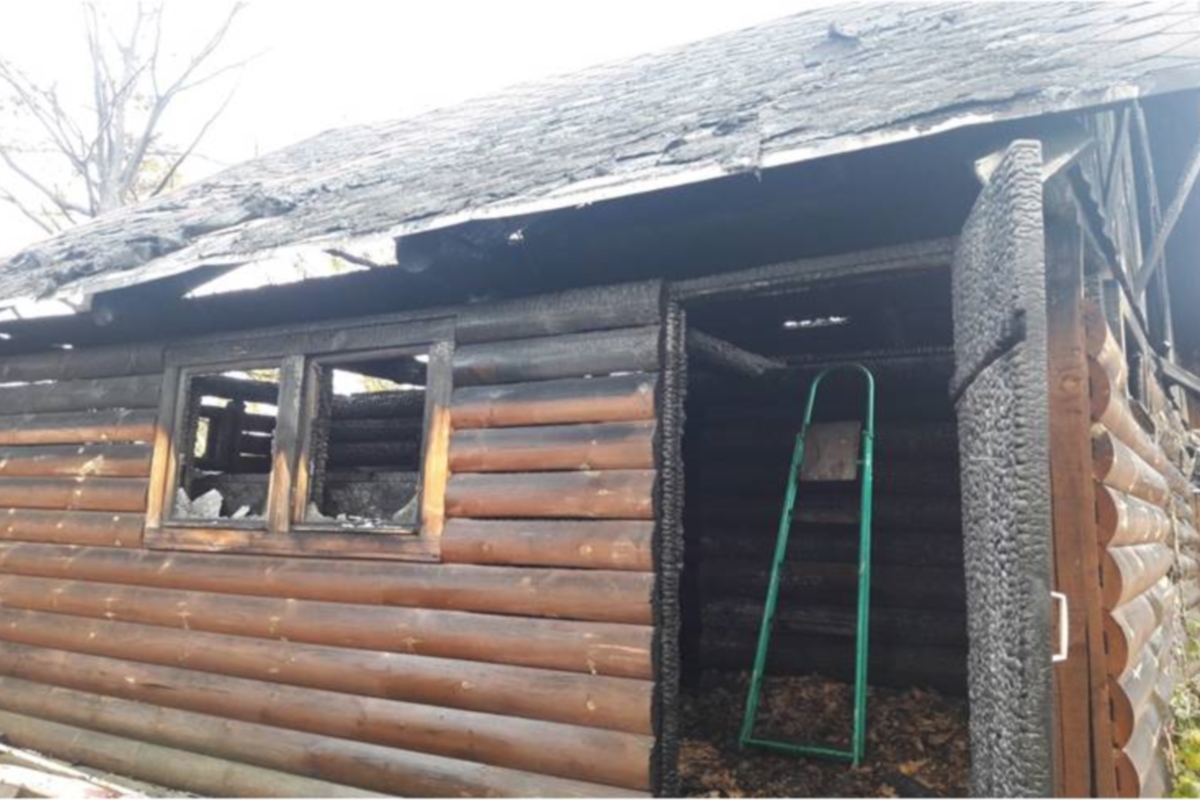 Из-за неисправной проводки в Твери сгорел дачный дом и недостроенная баня