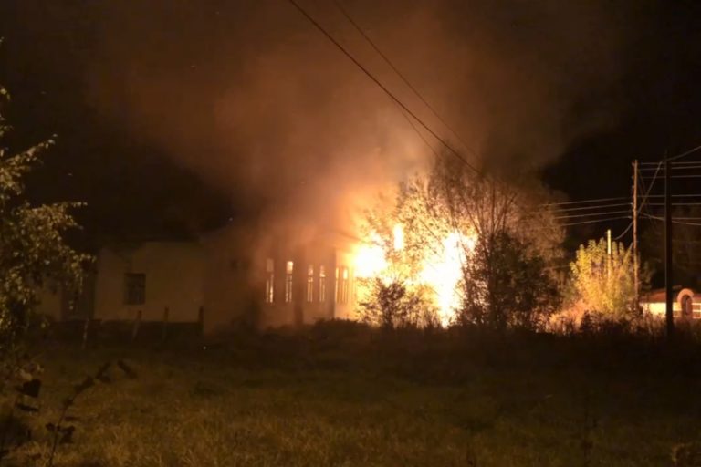 За одну ночь в Конаковском районе сгорели поликлиника и бывшее здание суда