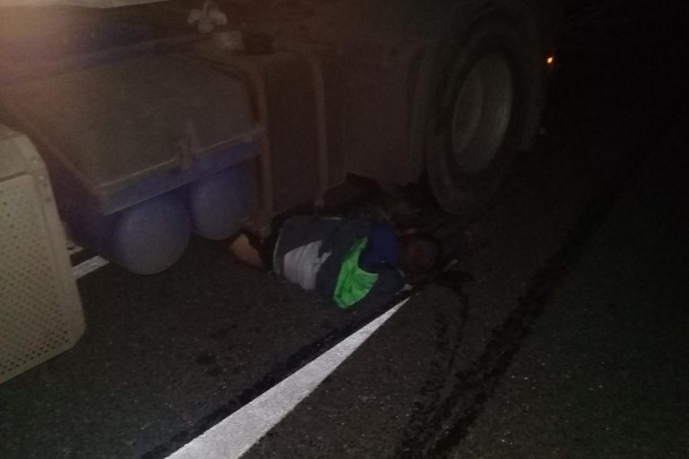 На трассе в Тверской области фура насмерть сбила пешехода