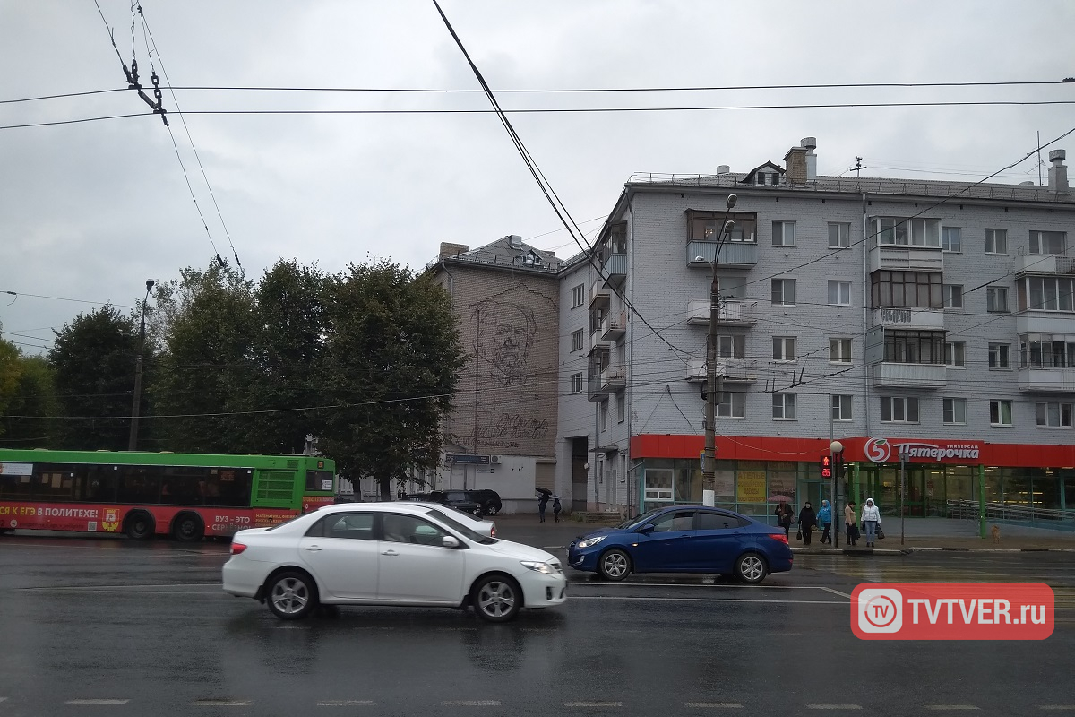 В Твери на пятиэтажке проявился огромный лик Солженицына