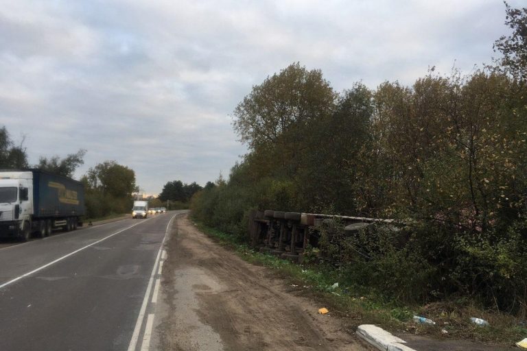 Под Тверью столкнулись два грузовика и легковушка