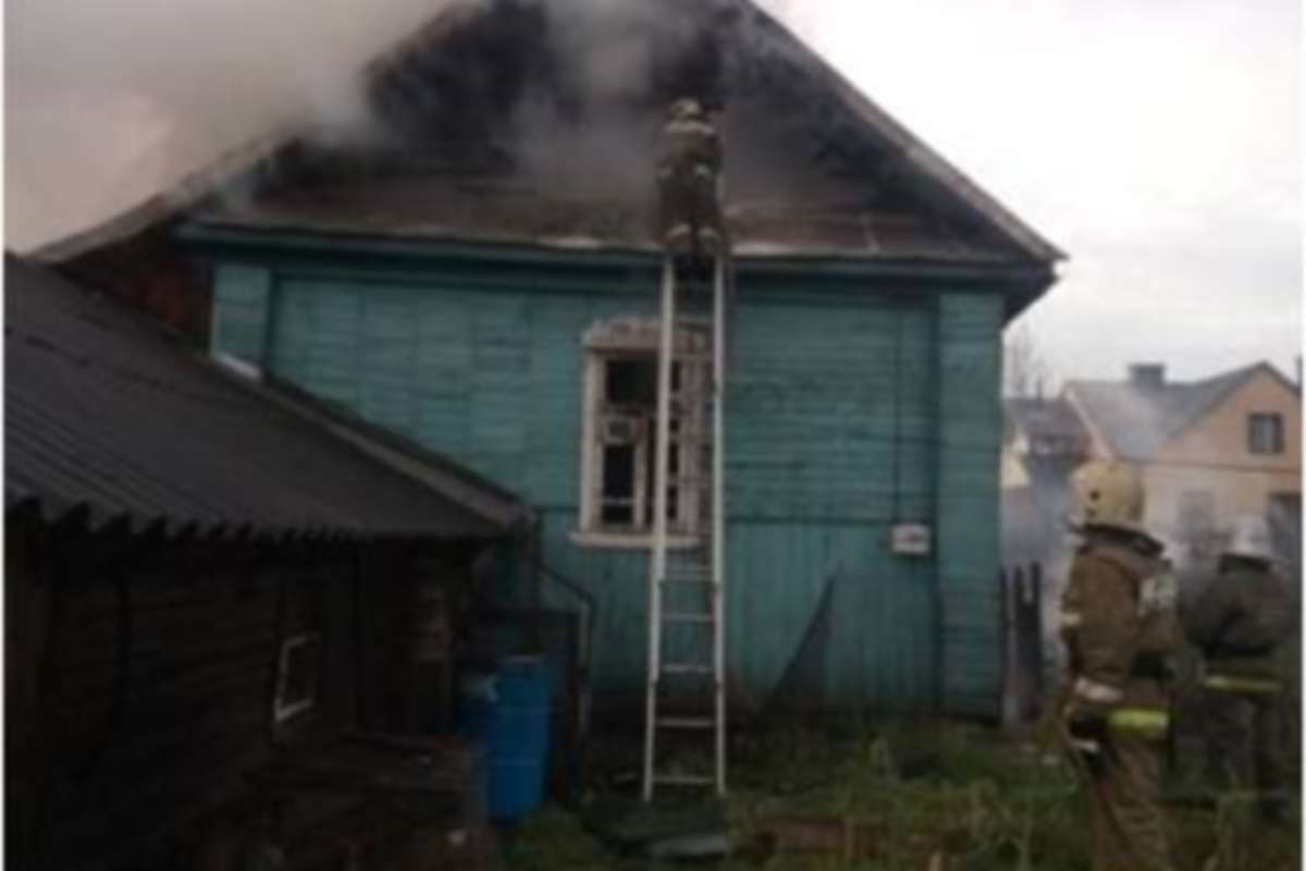 Жилой дом сгорел в результате короткого замыкания в Вышнем Волочке