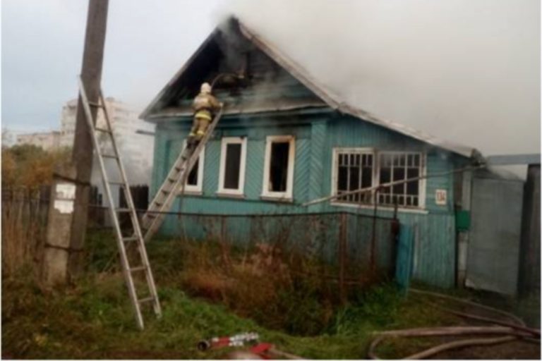 Жилой дом сгорел в результате короткого замыкания в Вышнем Волочке