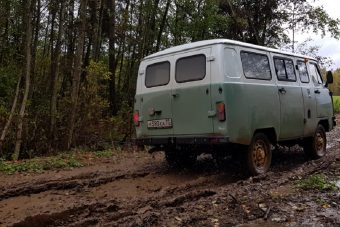 Возможности «буханки» УАЗ-452 проверили на бездорожье в Тверской области