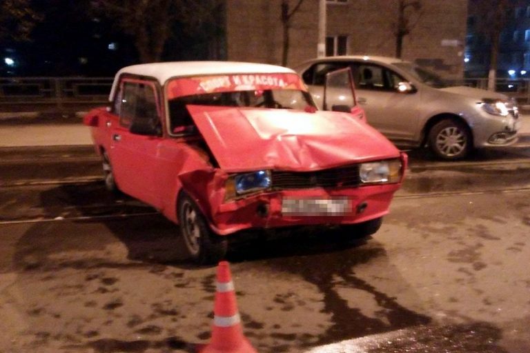 В Твери иномарка врезалась в ВАЗ, два человека пострадали