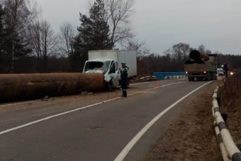 В Тверской области грузовик врезался в ограждение, пострадал один человек