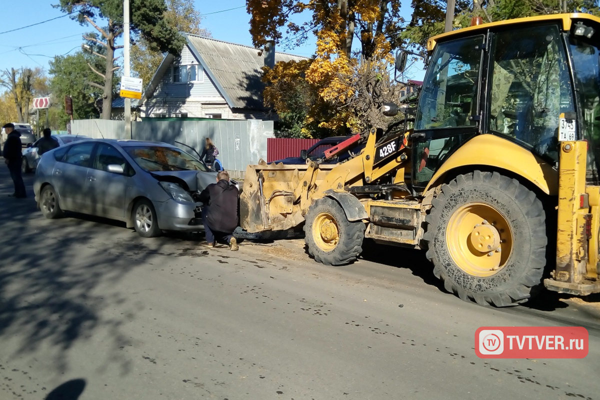 В Твери иномарка после столкновения с такси влетела в экскаватор