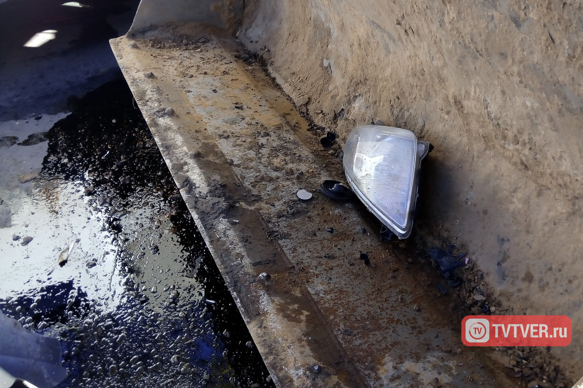 В Твери иномарка после столкновения с такси влетела в экскаватор