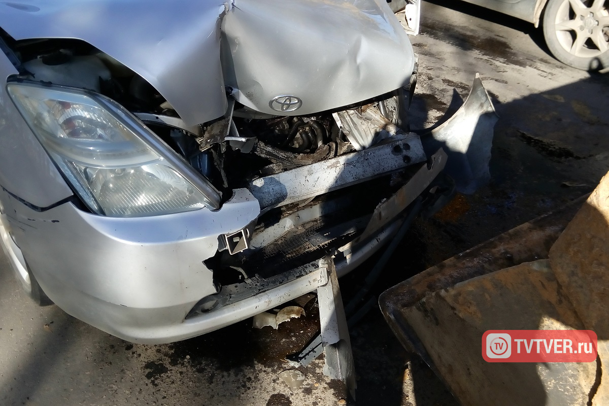 В Твери иномарка после столкновения с такси влетела в экскаватор