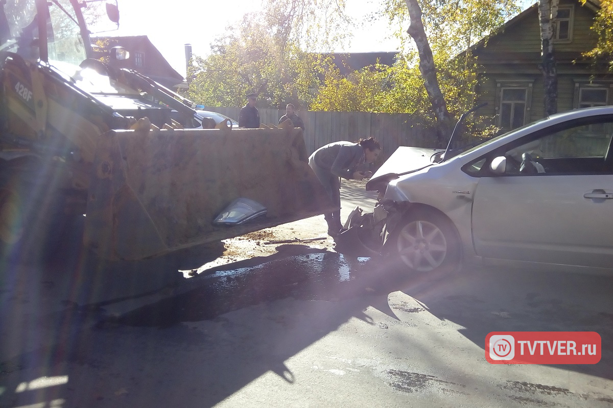 В Твери иномарка после столкновения с такси влетела в экскаватор